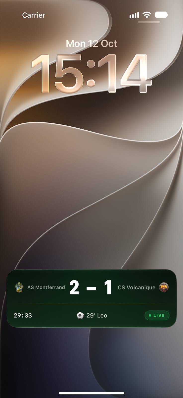 iPhone Lock Screen showing AS Montferrand leading 2–1 after Leo’s goal